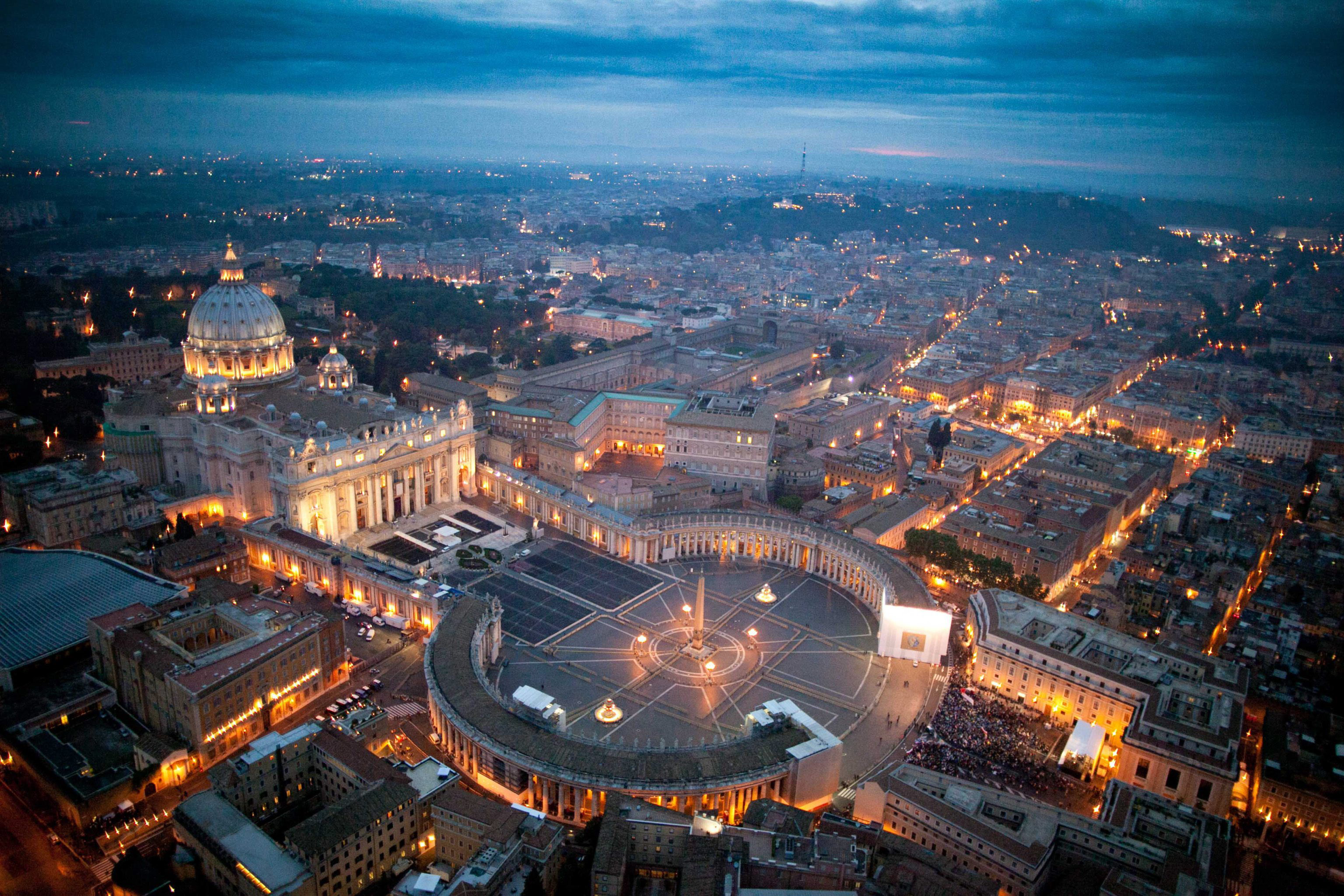 Domus Auri Copertina - Veduta serale di Città del Vaticano e Piazza San Pietro